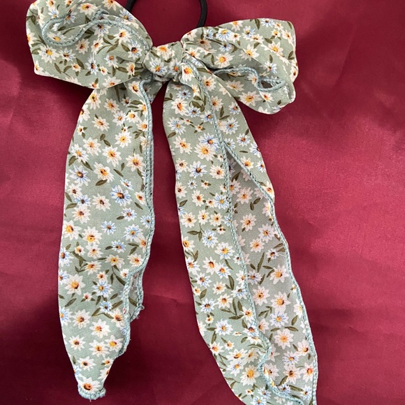 Chic Daisy Hair Tie Scrunchie - Picture 7 of 9